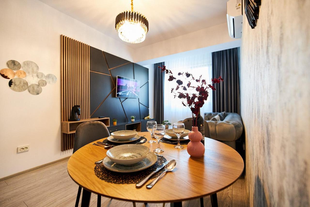 Uptown Apartments Яш Екстериор снимка