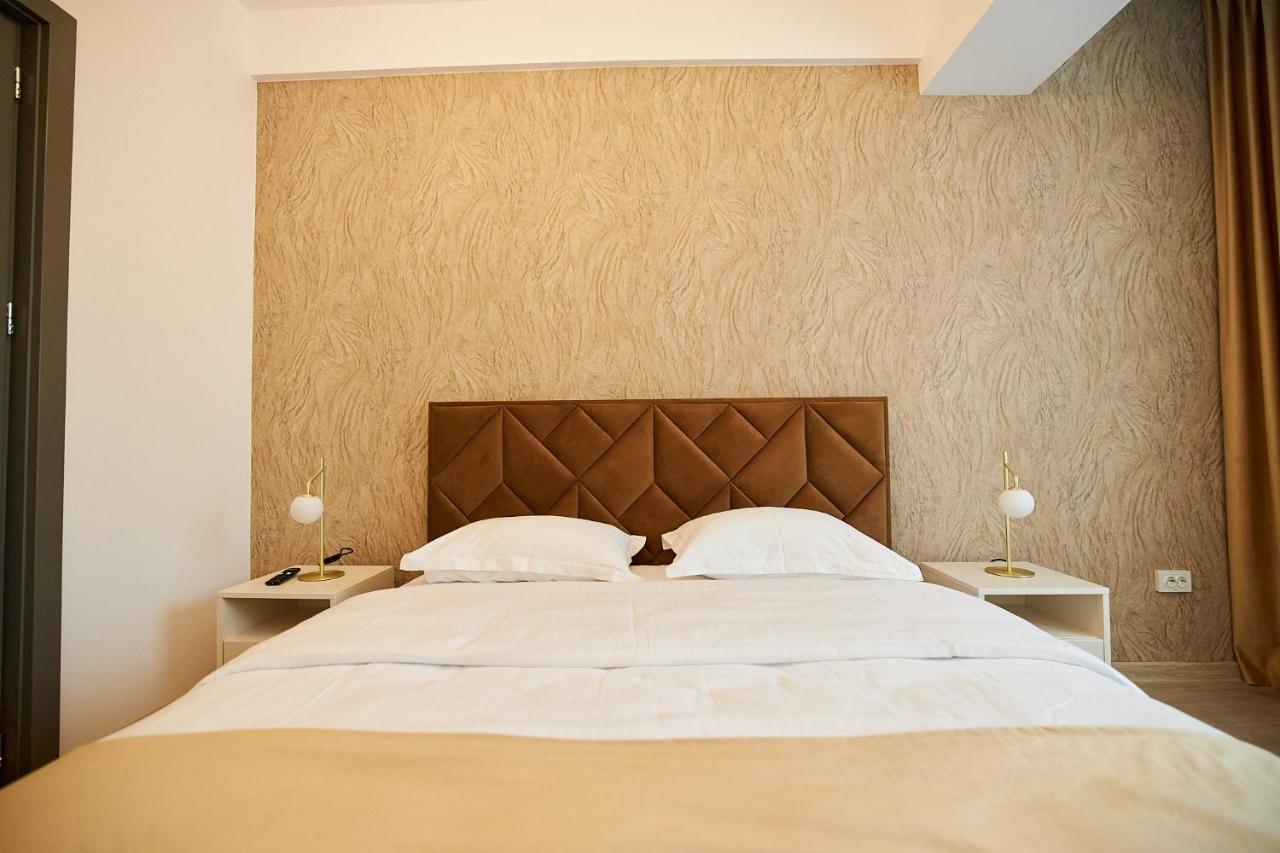 Uptown Apartments Яш Екстериор снимка